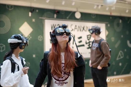 體驗三星堆VR文化。中國駐瑞典大使館供圖