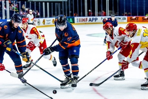 雙方球員爭(zhēng)搶。圖片來(lái)源：國(guó)際冰聯(lián)