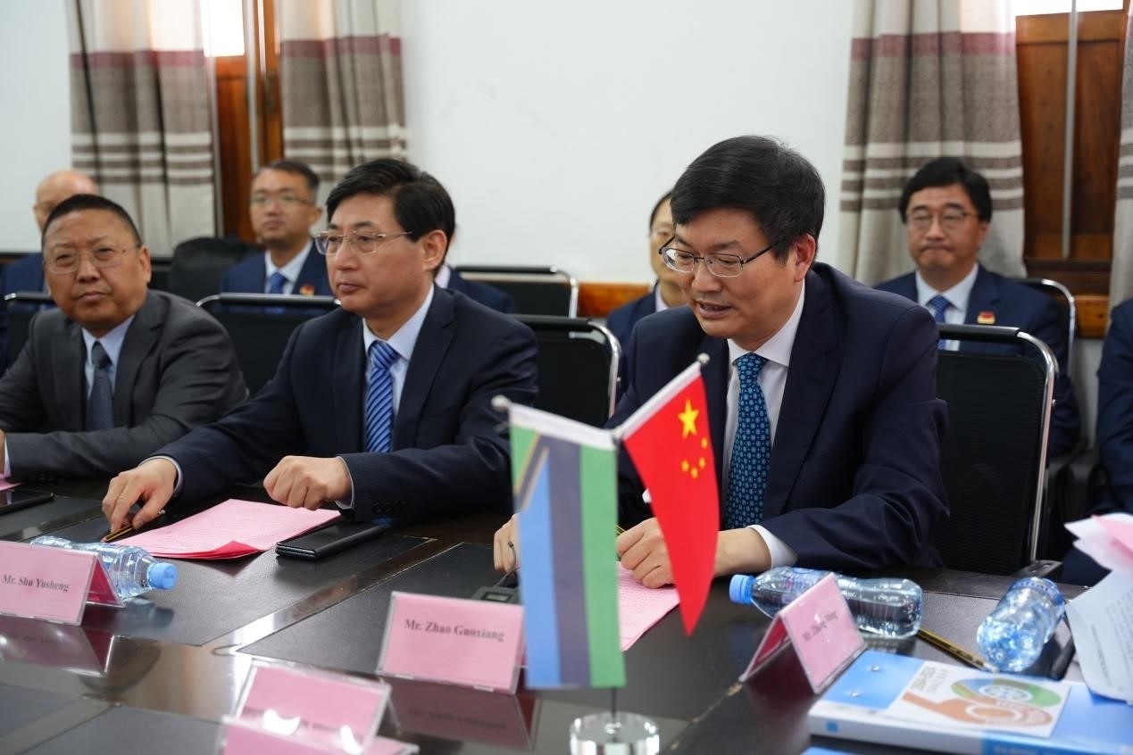 揚州市衛(wèi)健委黨委書記趙國祥在衛(wèi)生部捐贈儀式上發(fā)言。中國援桑醫(yī)療隊供圖