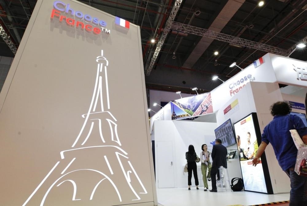 2019年11月5日，第二屆中國(guó)國(guó)際進(jìn)口博覽會(huì)在上海國(guó)家會(huì)展中心開(kāi)幕。這是參觀者走過(guò)法國(guó)國(guó)家館。新華社記者 張玉薇 攝