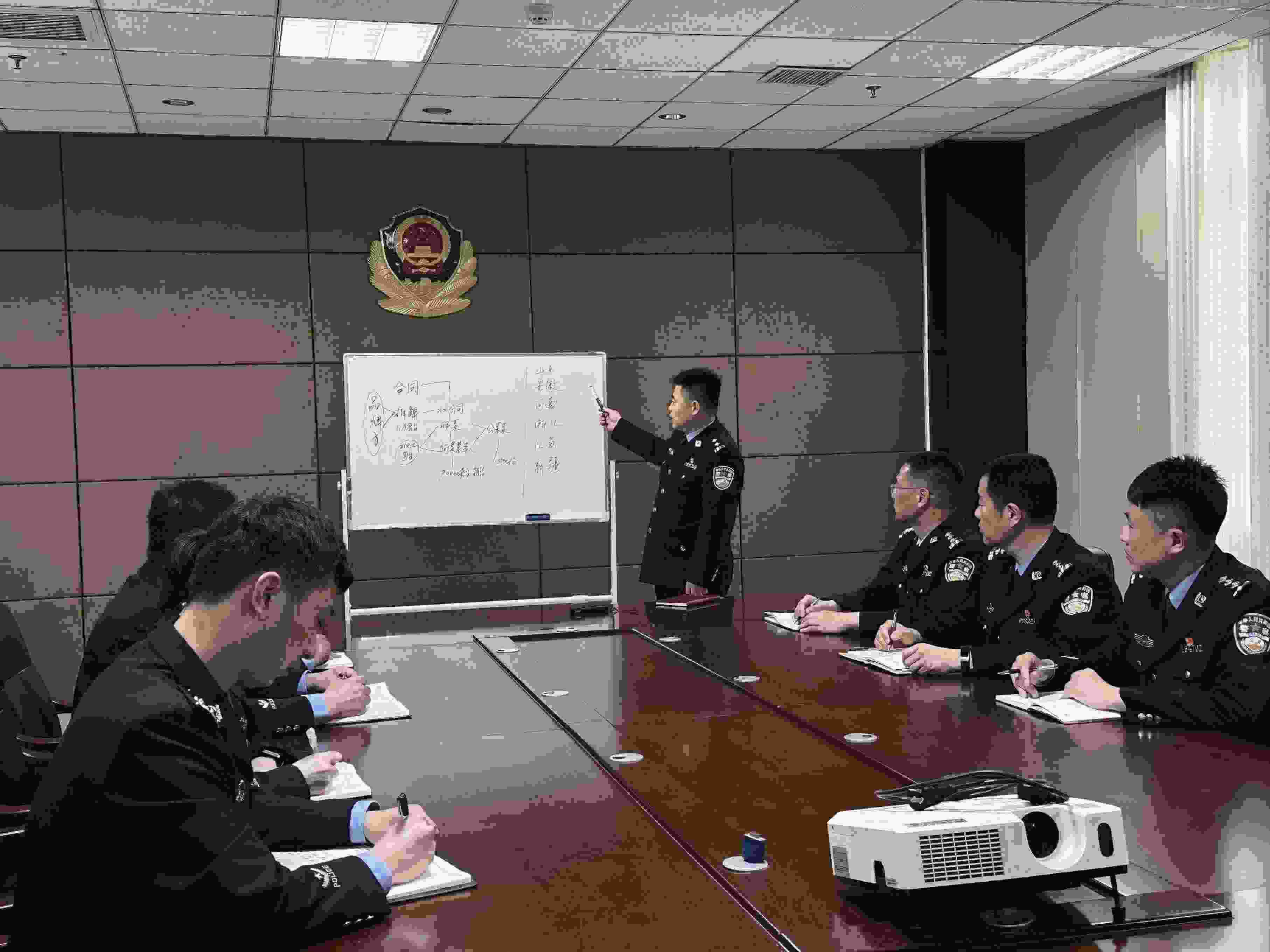 專案組辦案民警介紹案情。人民網(wǎng)記者 郝萍攝