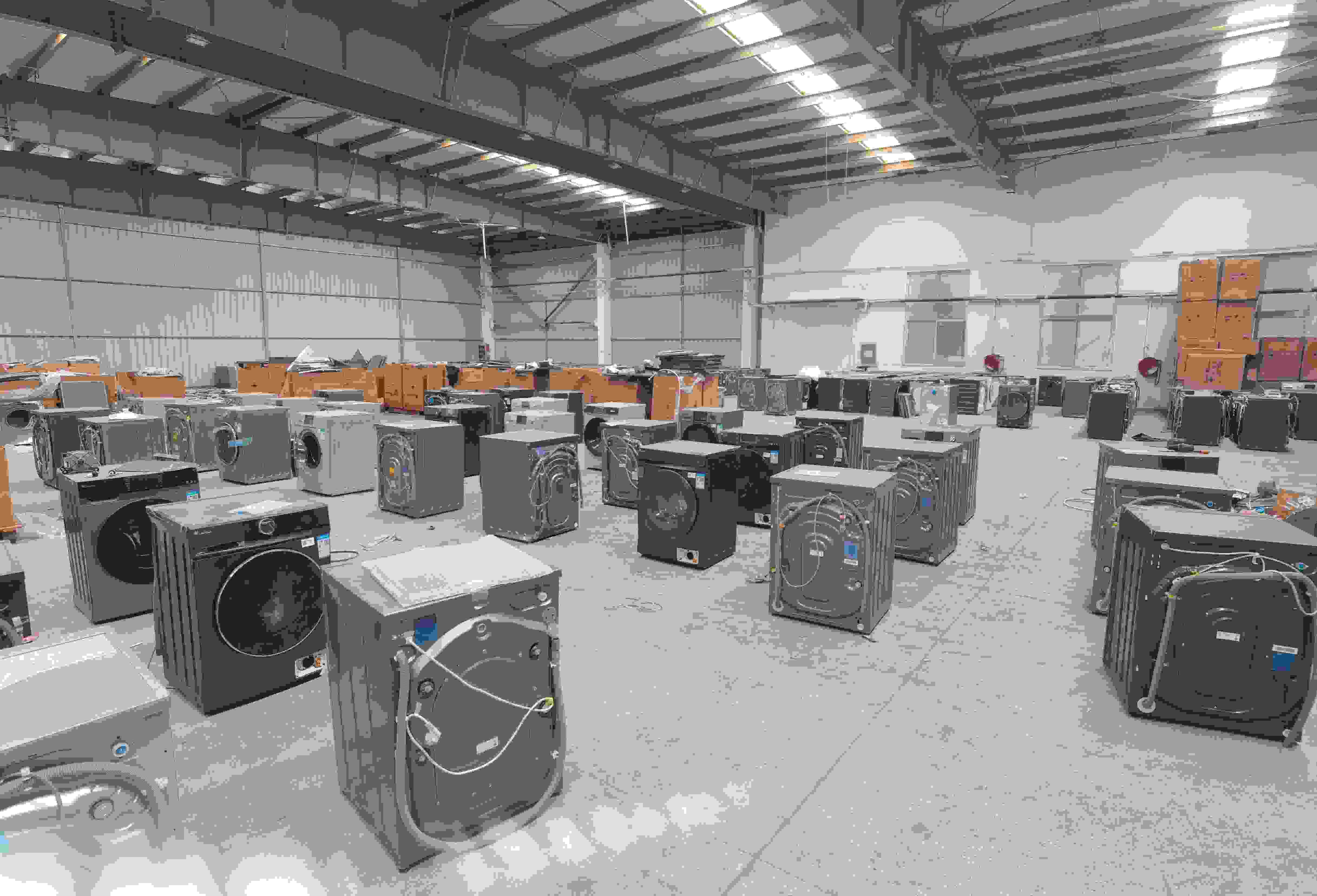 專案組民警查扣涉案場(chǎng)所及假冒知名品牌洗衣機(jī)。巨野警方供圖