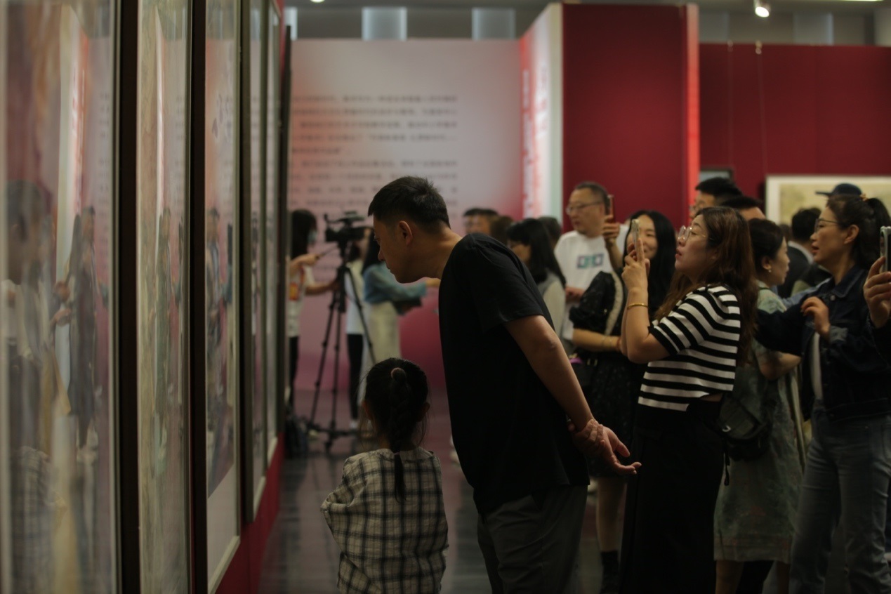 嘉賓及教研員、教師代表參觀展覽。主辦方供圖