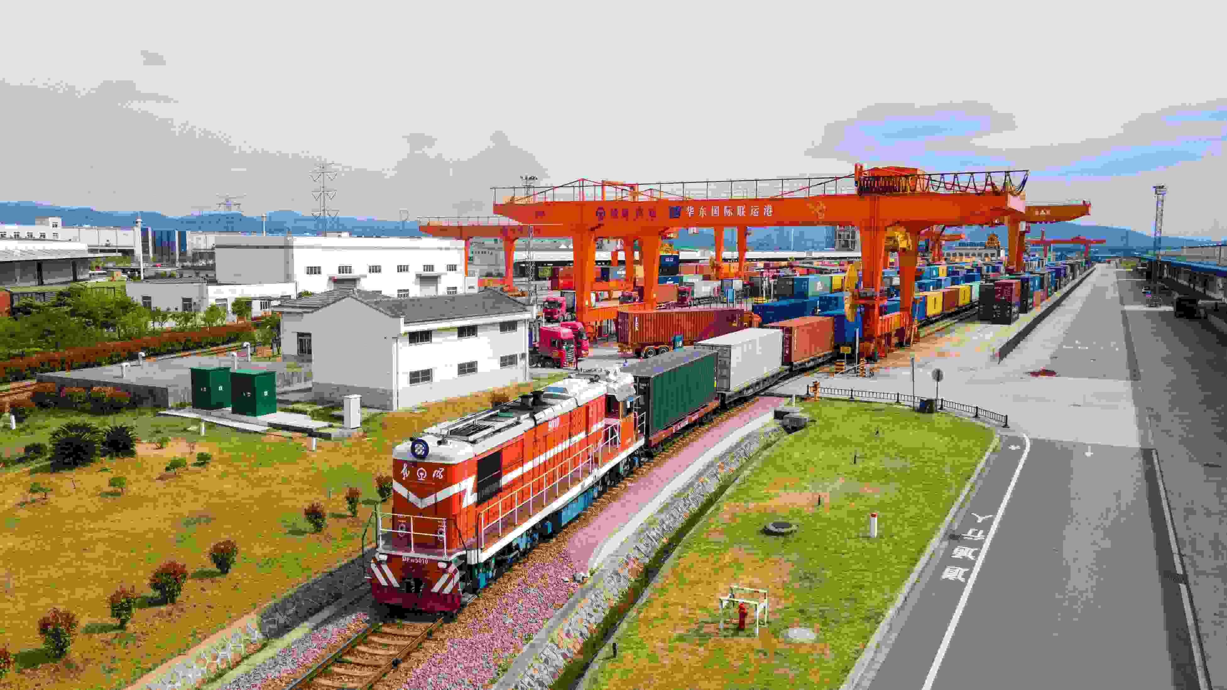 △2024年4月1日，浙江省金華華東國際聯(lián)運港，一列中歐班列裝載110個標(biāo)箱日用百貨、電動工具、機械裝備等貨物從鐵路金華南貨場啟程駛往匈牙利布達(dá)佩斯。