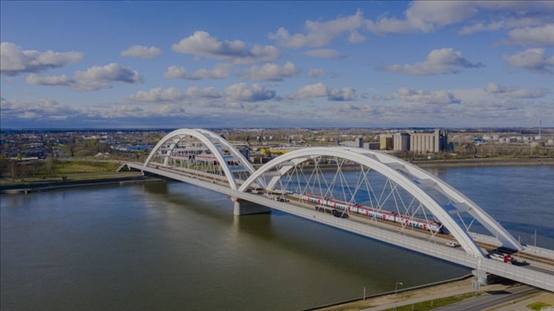 △2024年3月12日，一列火車運行在匈塞鐵路塞爾維亞境內(nèi)貝諾段諾維薩德多瑙河大橋上。