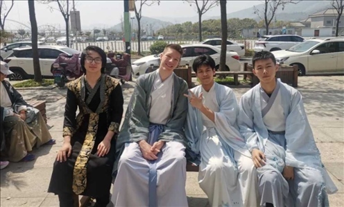 匈牙利學(xué)生與襄陽三十六中學(xué)生友好交流。