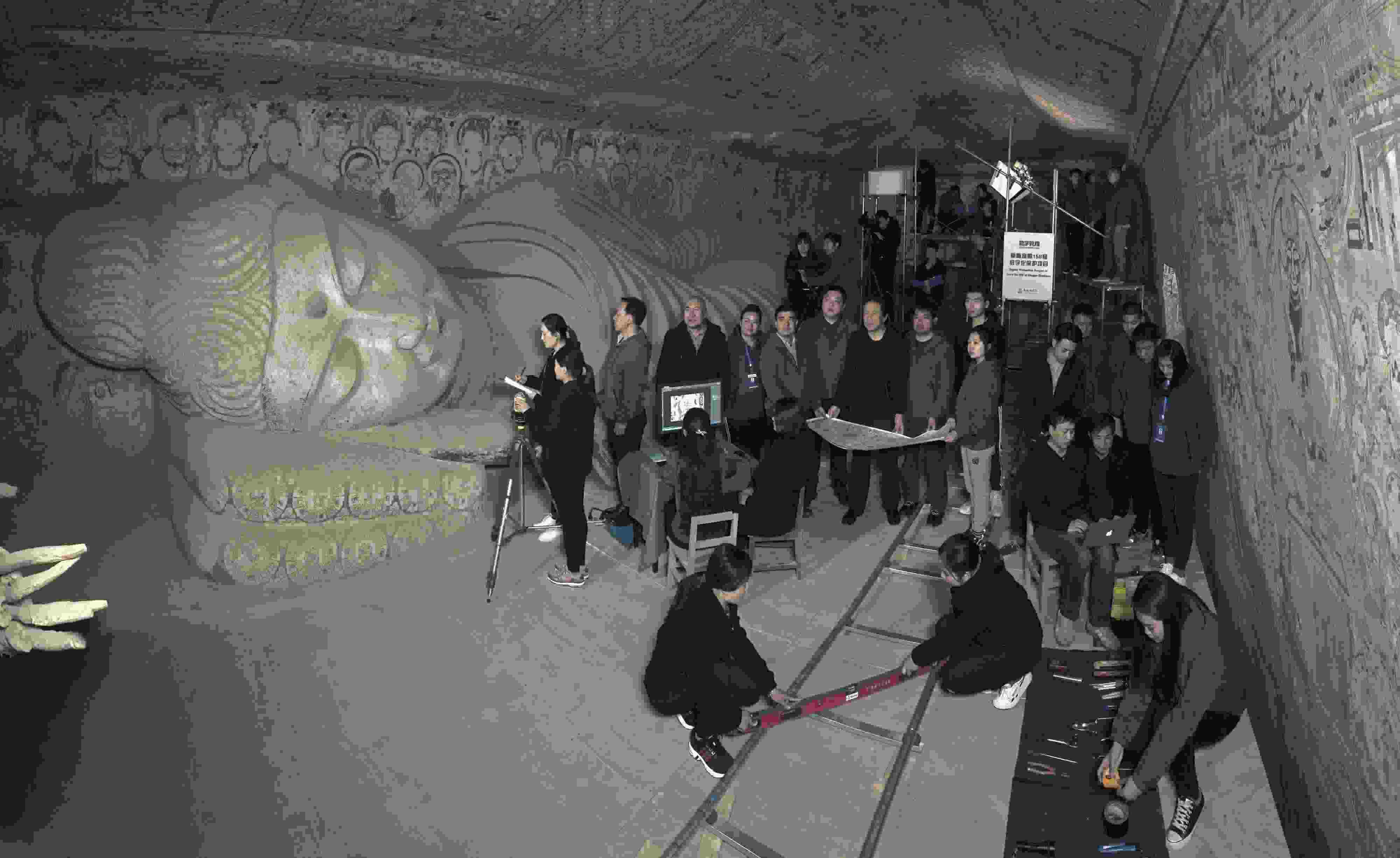 敦煌研究院文物數(shù)字化團(tuán)隊(duì)在莫高窟第158窟工作現(xiàn)場(chǎng)。敦煌研究院供圖