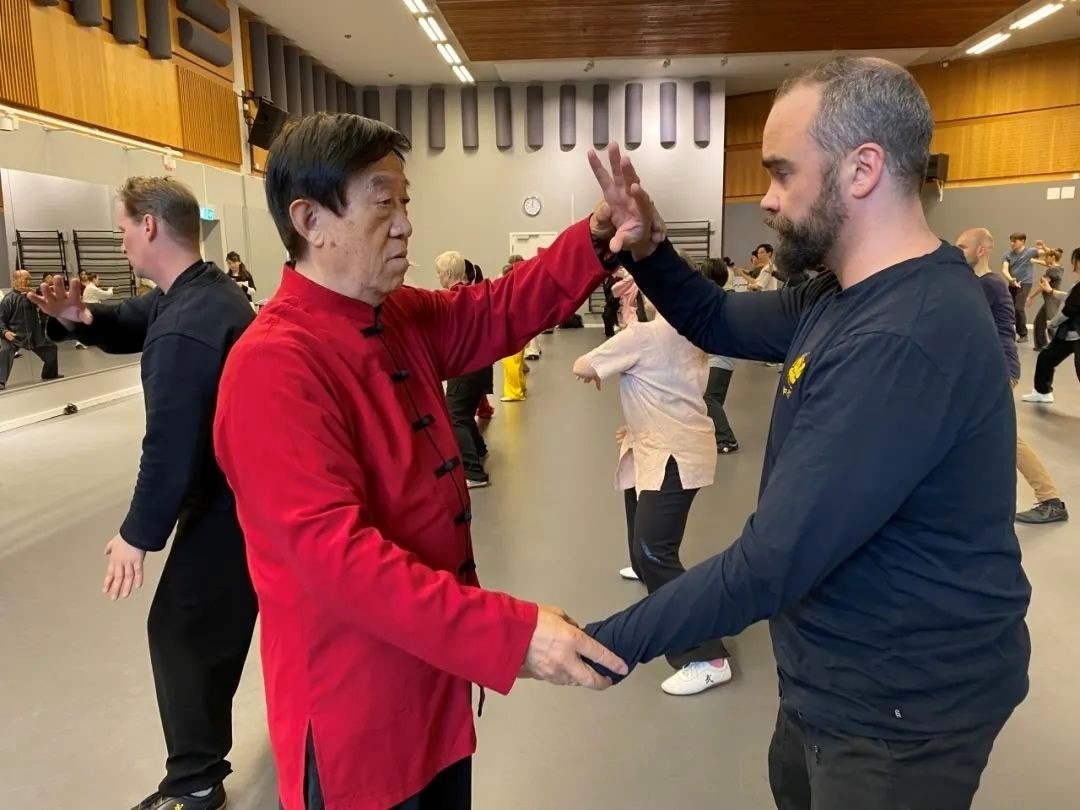 陳正雷老師親自示范指導(dǎo)。斯德哥爾摩中國文化中心供圖
