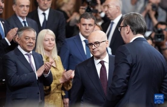  5月2日，在塞爾維亞貝爾格萊德，新一任政府總理武切維奇（中）出席就職儀式。新華社發(fā)（普雷德拉格·米洛薩夫列維奇攝）