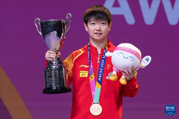 2024年4月21日，在2024年澳門國(guó)際乒聯(lián)女子世界杯決賽中，孫穎莎奪得冠軍。圖為孫穎莎在頒獎(jiǎng)臺(tái)上。新華社記者 張金加 攝