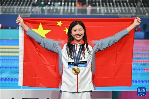 2024年2月13日，2024年世界游泳錦標(biāo)賽游泳項(xiàng)目女子100米蛙泳決賽在卡塔爾多哈舉行。圖為冠軍中國(guó)選手唐錢婷在頒獎(jiǎng)儀式后慶祝。新華社記者 薛宇舸 攝