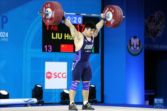 2024年4月8日，在泰國(guó)普吉島進(jìn)行的2024年舉重世界杯男子102公斤級(jí)比賽中，中國(guó)選手劉煥華獲得冠軍。圖為劉煥華在比賽中。新華社記者 王騰 攝