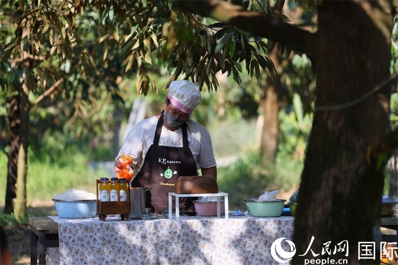 工作人員正在準(zhǔn)備特色果汁。人民網(wǎng)記者 白元琪攝