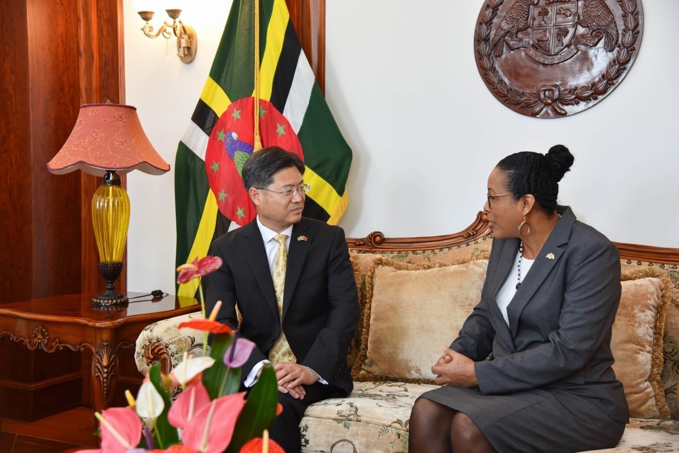 當(dāng)?shù)貢r(shí)間5月3日，中國(guó)新任駐多米尼克大使儲(chǔ)茂明（左）向多總統(tǒng)伯頓遞交國(guó)書(shū)。 中國(guó)駐多米尼克大使館供圖