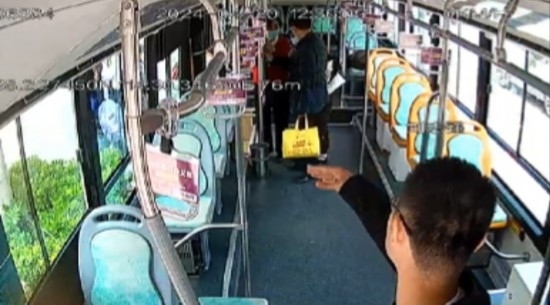 公交車(chē)上他一聲大吼！魏杰，好樣的！