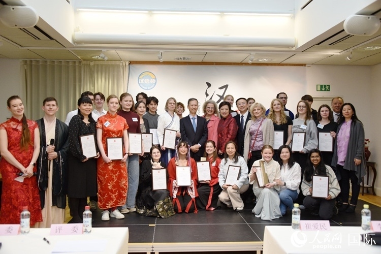 中國駐瑞典大使崔愛民、使館負責(zé)教育事務(wù)的黃立瓊參贊、預(yù)選賽評委老師和指導(dǎo)老師，以及所有獲獎選手合影留念。人民網(wǎng)記者 殷淼攝