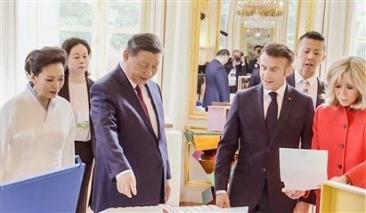 △當(dāng)?shù)貢r(shí)間5月6日下午，在中法領(lǐng)導(dǎo)人會(huì)談前，習(xí)近平主席向馬克龍總統(tǒng)贈(zèng)送中國(guó)翻譯的法國(guó)小說(shuō)。