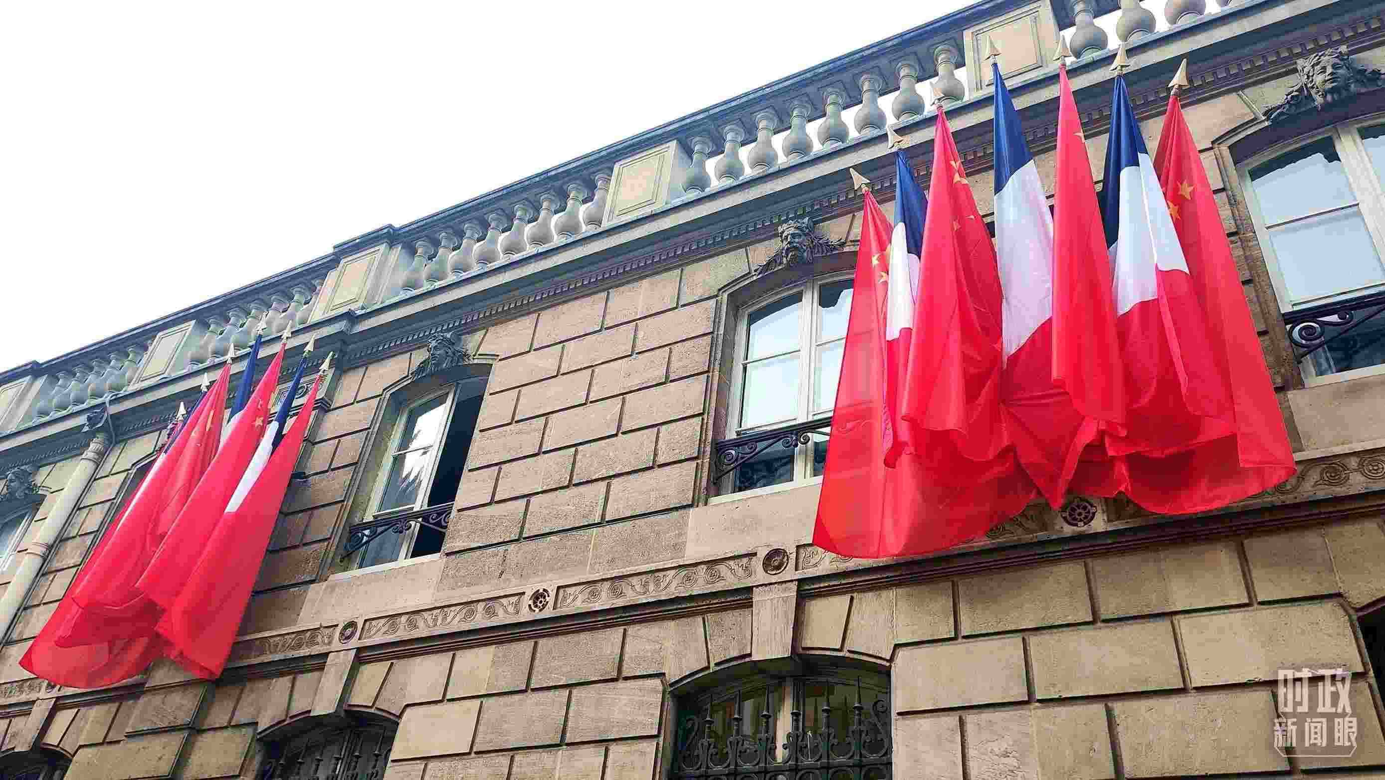 △中法歐領(lǐng)導(dǎo)人三方會(huì)晤地點(diǎn)——愛麗舍宮懸掛中法兩國國旗。（總臺(tái)央視記者劉琦拍攝）