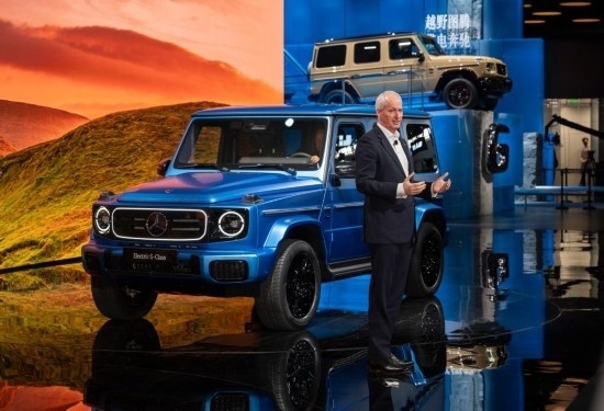 4月25日，在北京中國(guó)國(guó)際展覽中心順義館舉行的2024北京車展上，梅賽德斯—奔馳集團(tuán)股份公司董事會(huì)成員唐仕凱介紹梅賽德斯—奔馳純電G級(jí)越野車。新華社記者 才揚(yáng) 攝