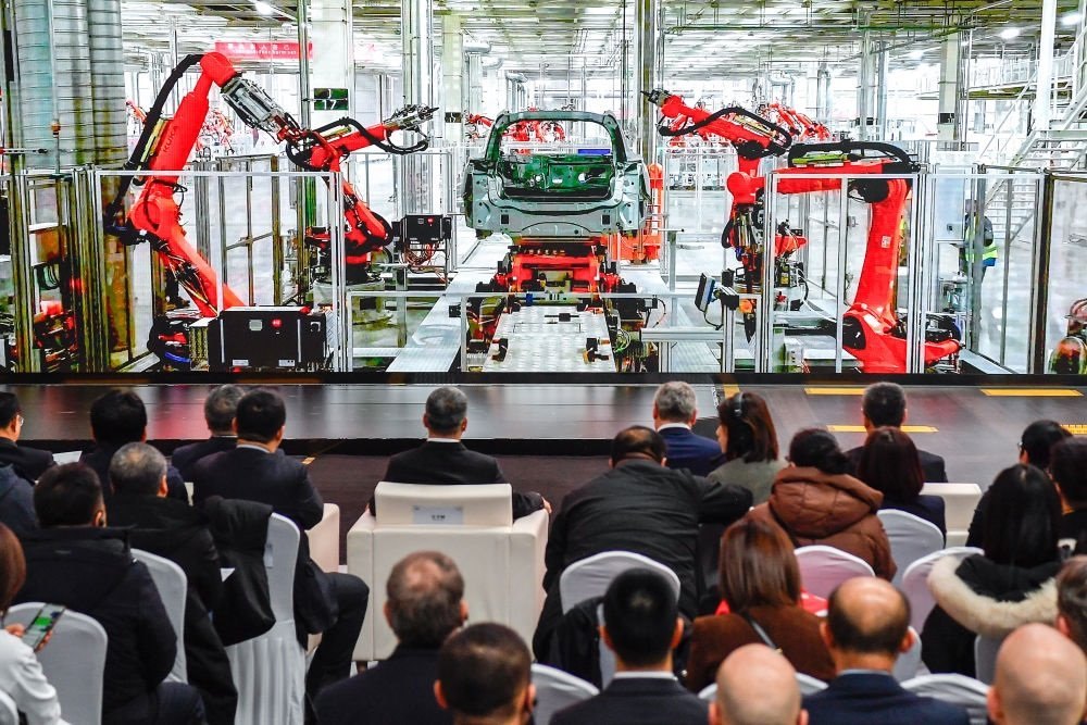 2024年1月26日，奧迪一汽新能源汽車有限公司預批量生產(chǎn)正式啟動，嘉賓觀看奧迪一汽新能源汽車有限公司生產(chǎn)車間的宣傳短片。新華社記者 許暢 攝