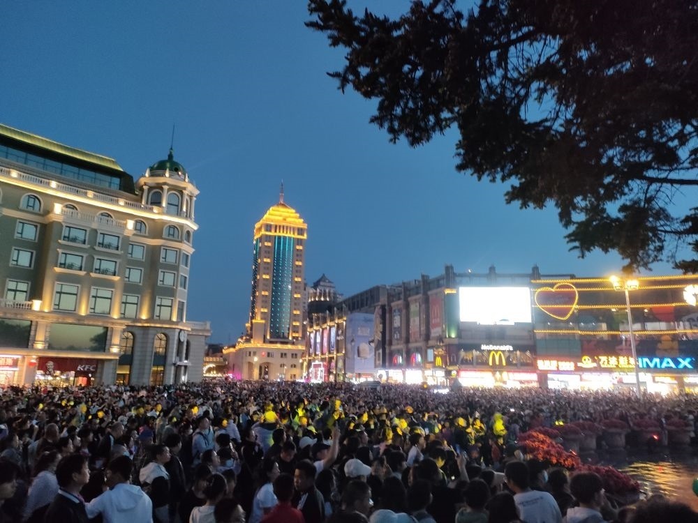 “五一”假期，哈爾濱松花江畔游人如織（2024年5月2日攝）。新華社記者 朱悅 攝