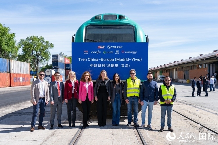 義新歐集團(tuán)合作伙伴德鐵貨運(yùn)歐亞有限公司員工與紀(jì)念號(hào)班列合影留念。大衛(wèi)·阿瑪爾攝