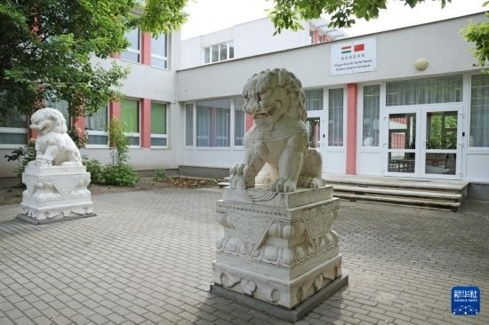 這是5月3日在匈牙利布達佩斯拍攝的匈中雙語學校校門。新華社記者 趙丁喆 攝