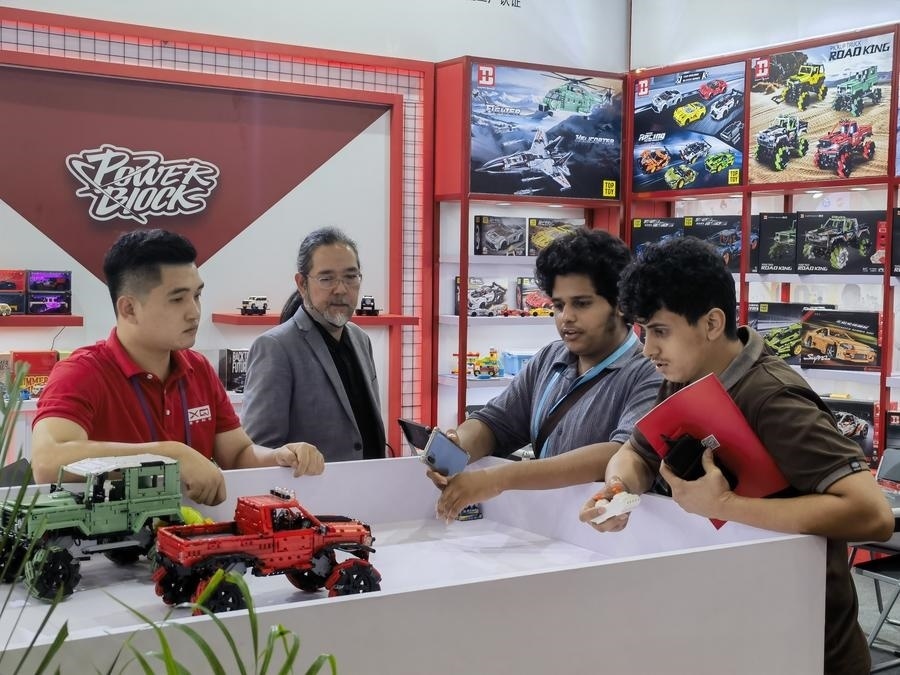 在第135屆廣交會第三期現(xiàn)場，采購商在廣東信宇科技股份有限公司展位選購、體驗積木遙控車產(chǎn)品（5月2日攝）。新華社記者 洪澤華 攝