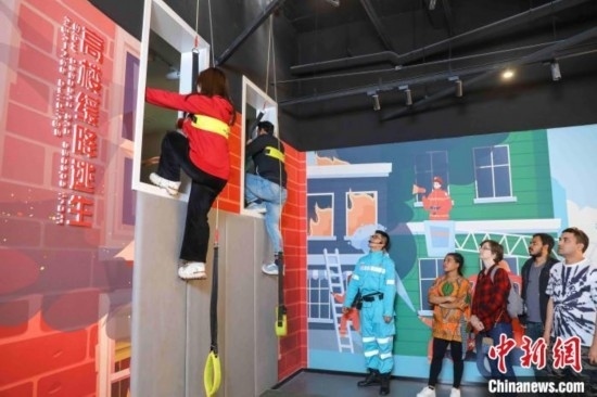 5月9日，留學生體驗模擬高樓緩降逃生。張鷹 攝