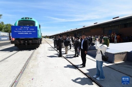 5月8日，在西班牙馬德里，嘉賓們參加中歐班列（義烏—馬德里）開行十周年紀(jì)念號班列發(fā)車儀式。新華社發(fā)（古斯塔沃·巴連特攝）