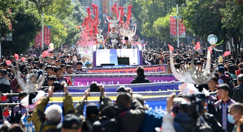在貴州雷山縣縣城，苗族群眾身著盛裝，載歌載舞參加苗年和鼓藏節(jié)的巡游活動(dòng)（2023年11月16日攝）。新華社記者 楊楹 攝