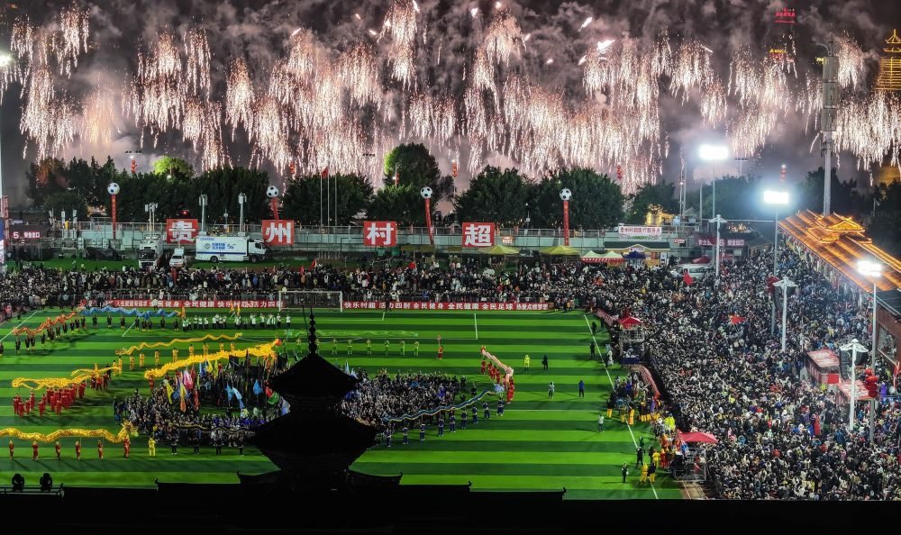 在貴州省榕江縣舉行的2024全國“村晚”示范展示活動(dòng)暨貴州“村超村晚”活動(dòng)中，音樂煙花秀精彩上演（2024年2月3日攝，無人機(jī)照片）。新華社記者 劉續(xù) 攝