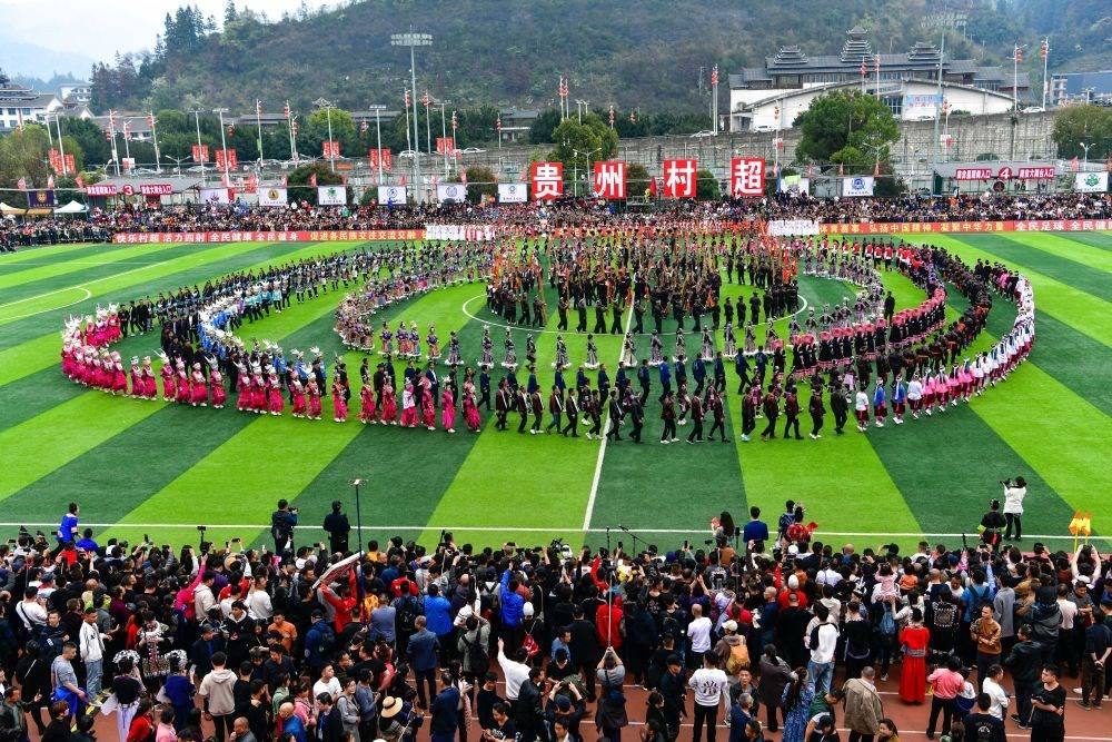 演員在貴州省榕江縣舉辦的2024年第二屆貴州“村超”總決賽開幕式上表演節(jié)目（2024年3月16日攝）。新華社記者 楊文斌 攝