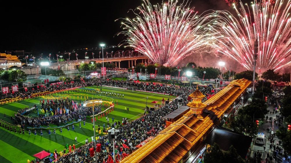 在貴州省榕江縣舉行的2024全國“村晚”示范展示活動(dòng)暨貴州“村超村晚”活動(dòng)中，音樂煙花秀精彩上演（2024年2月3日攝，無人機(jī)照片）。新華社記者 劉續(xù) 攝