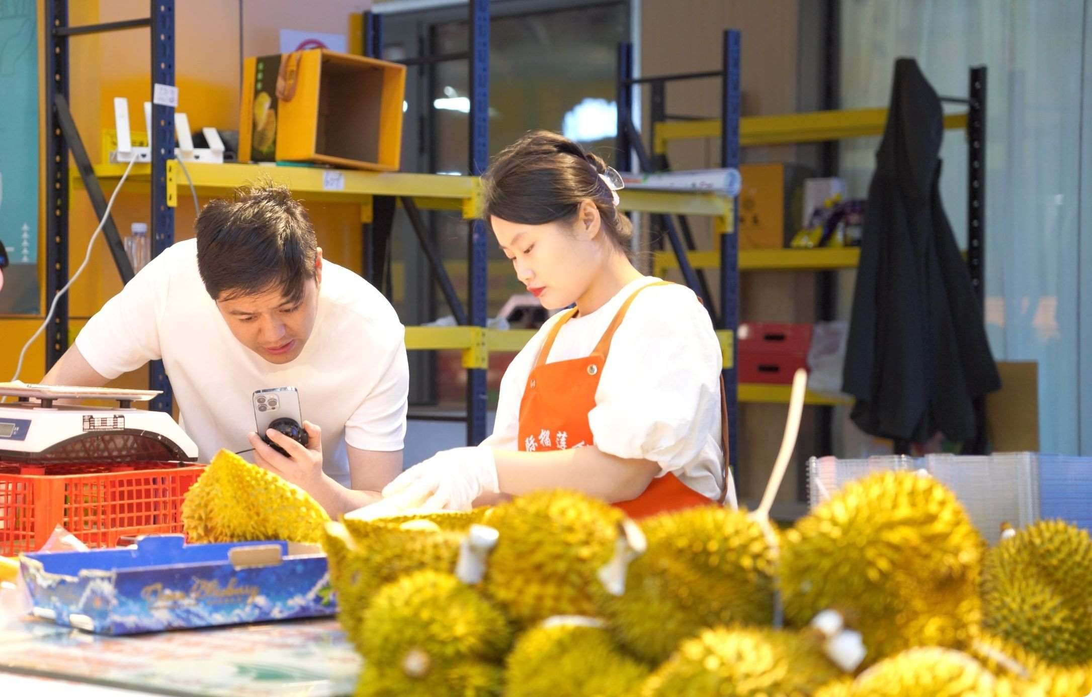 榴蓮商家正在通過手機(jī)直播銷售榴蓮。人民網(wǎng)記者申佳平 攝