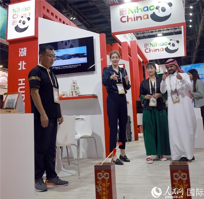 觀眾在參與投壺游戲。人民網(wǎng)記者管克江攝