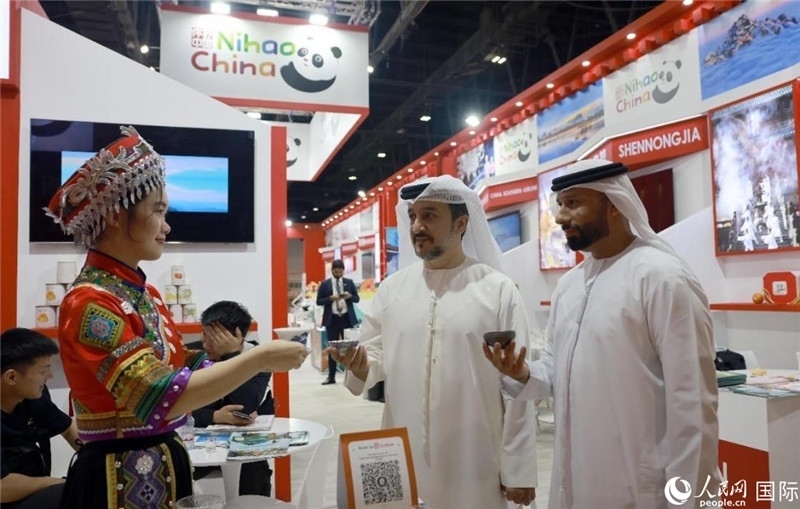 兩名阿聯(lián)酋觀眾在品嘗湖北名茶。人民網(wǎng)記者管克江攝