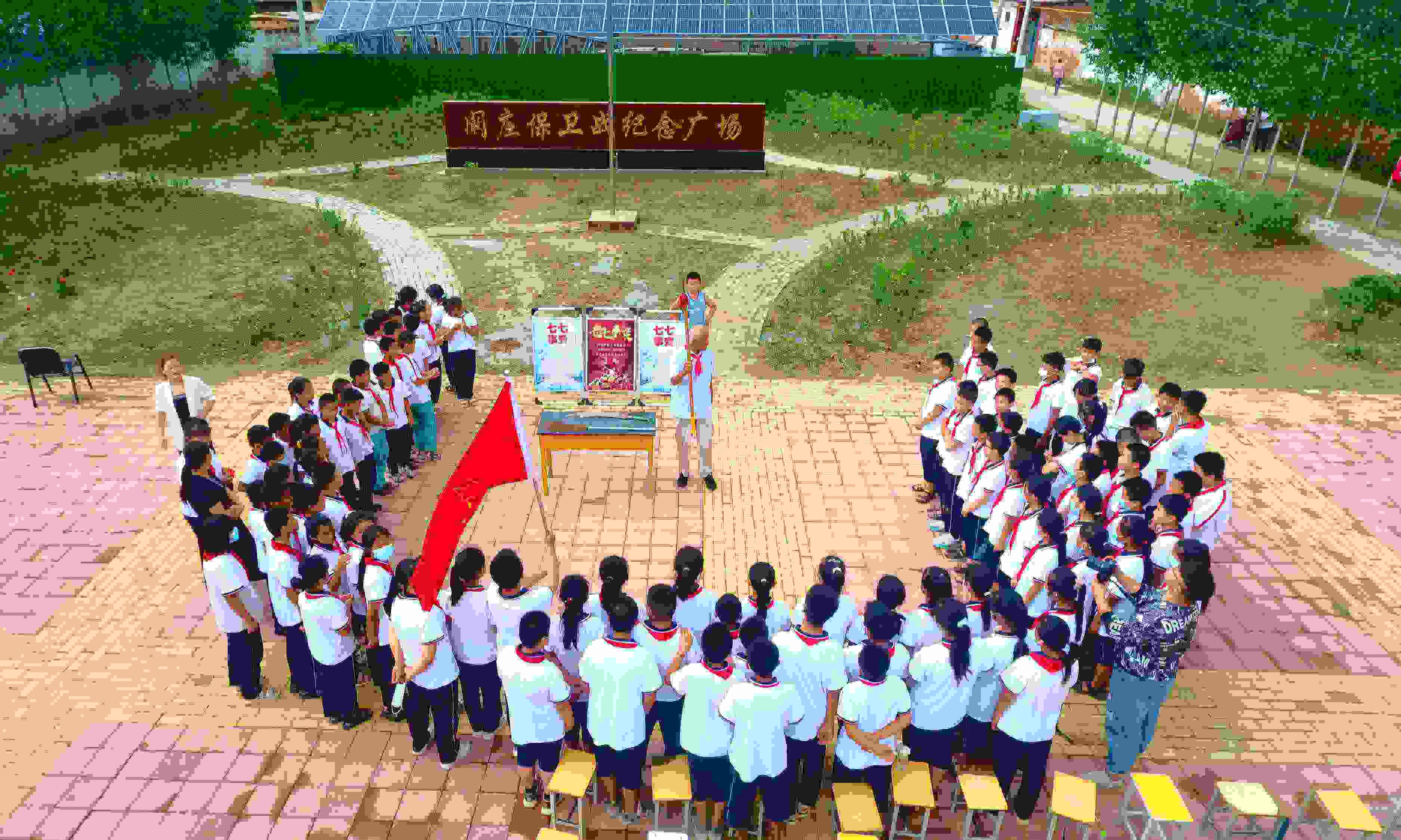 2022年7月6日，山東省聊城市，在茌平區(qū)菜屯鎮(zhèn)闞莊村的闞莊保衛(wèi)戰(zhàn)紀(jì)念廣場，闞莊保衛(wèi)戰(zhàn)親歷者王光木老人為小學(xué)生們講述抗戰(zhàn)故事，展示大刀、長矛。