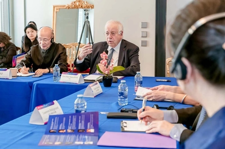 法蘭西科學(xué)院副院長、巴黎地理學(xué)會(huì)主席讓-羅伯特·馬里·皮特先生發(fā)言（圖片：中國傳媒大學(xué)