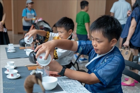新加坡孩子們?cè)诨顒?dòng)現(xiàn)場(chǎng)體驗(yàn)學(xué)習(xí)茶藝。新加坡中國文化中心供圖