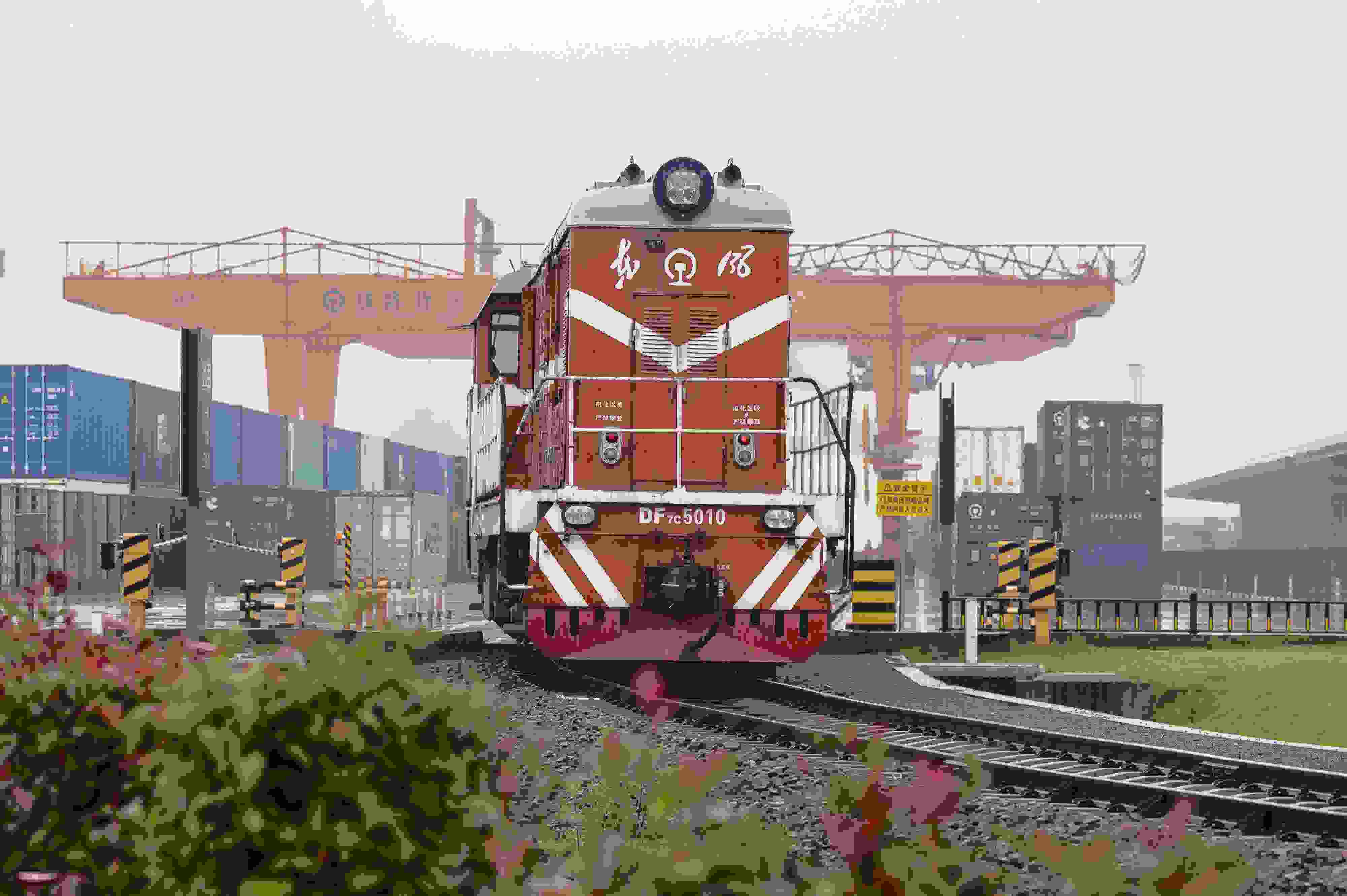 2024年5月5日，“五一”假期最后一天。在浙江省金華市金東區(qū)鐵路金華南站，一列滿載110標(biāo)箱的中歐班列緩緩啟程駛往匈牙利。