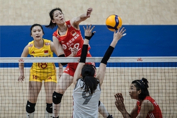 李盈瑩(上)扣球。圖片來源：國際排聯