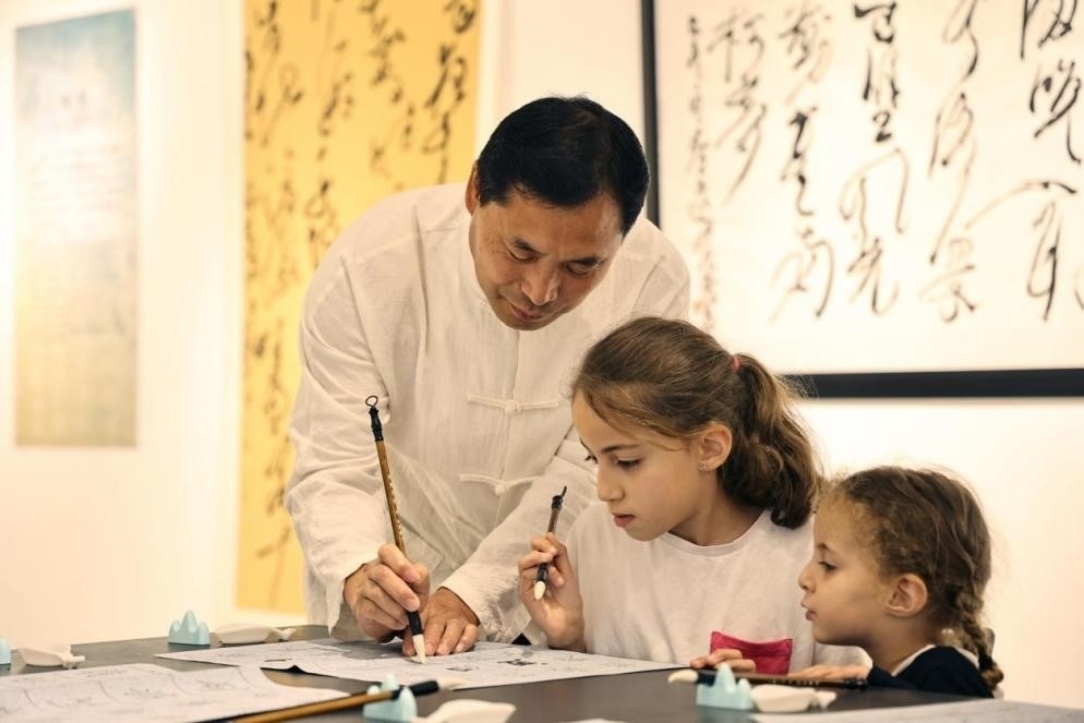 中國書法老師帶領(lǐng)現(xiàn)場觀眾體驗書法。拉巴特中國文化中心供圖