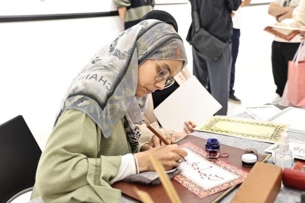 摩洛哥書法老師正在創(chuàng)作。拉巴特中國文化中心供圖