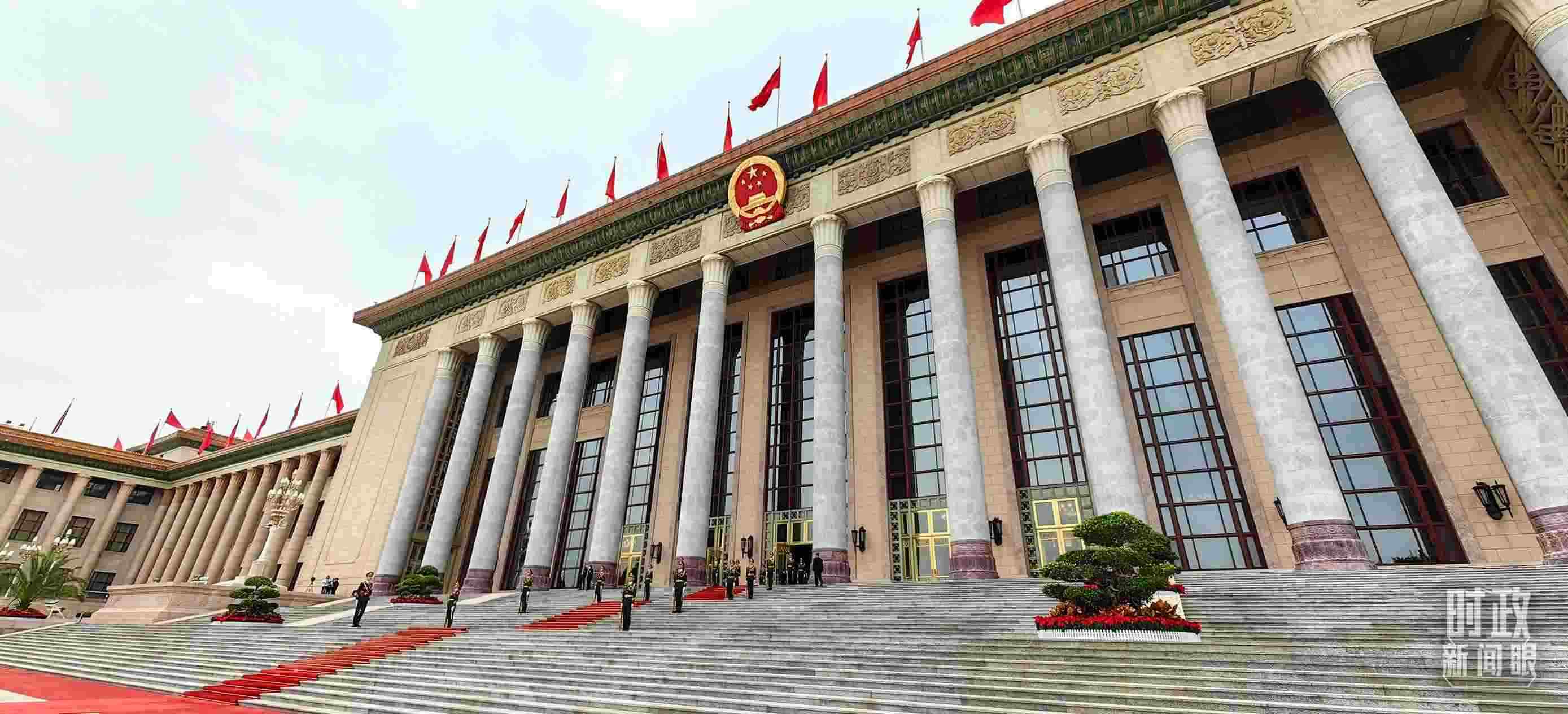 △人民大會(huì)堂東門外廣場(chǎng)。（總臺(tái)央視記者段德文拍攝）