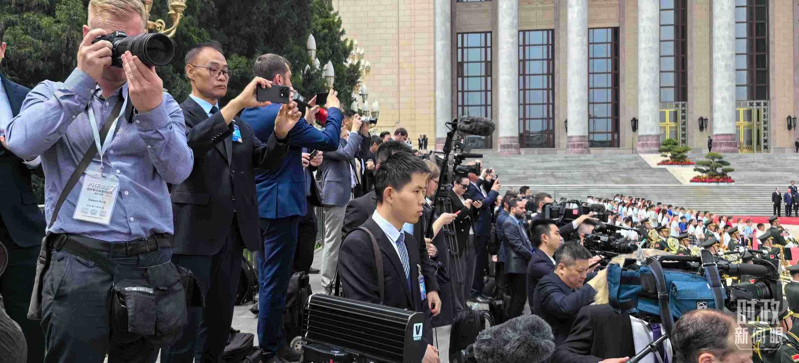 △當(dāng)天參與現(xiàn)場(chǎng)報(bào)道的中外記者。（總臺(tái)央視記者楊波、王子杭拍攝）