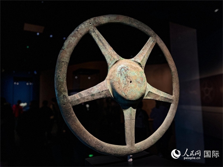 三星堆博物館中展出的太陽輪。人民網(wǎng)記者 羨江楠攝