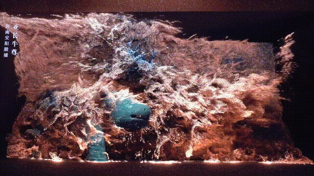 動(dòng)圖：殷墟博物館裸眼3D大屏展示的亞長(zhǎng)牛尊（央廣網(wǎng)發(fā) 趙夢(mèng)陽(yáng)制作）