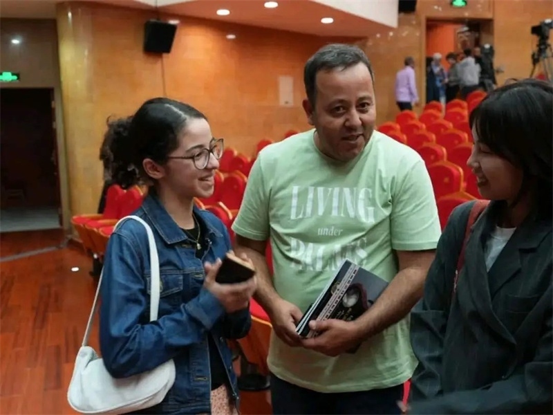 阿爾及利亞市民拉納·艾薩尼和她父親現(xiàn)場(chǎng)聆聽(tīng)中阿交響樂(lè)演出 。蘇州交響樂(lè)團(tuán)供圖