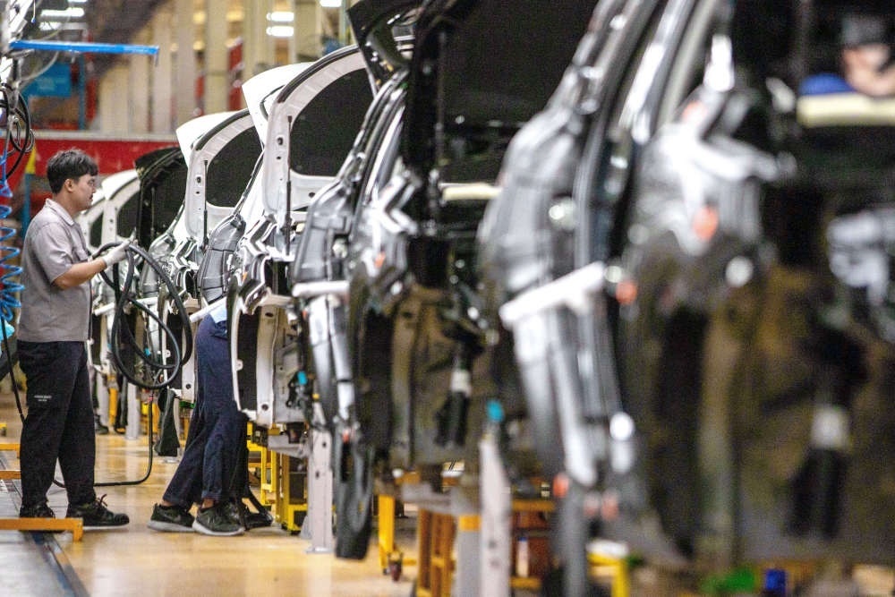 2023年9月7日，在位于泰國春武里府的上汽正大公司汽車工廠，工人在生產(chǎn)車間內(nèi)工作。新華社記者 王騰 攝